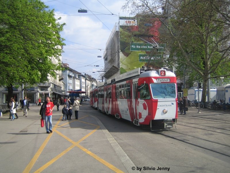 Mirage 1683+1717 ''Credit Suisse (EM08)'' am 24.4.08 beim Opernhaus. Als Hauptsponsor der Schweizer Fussballnationalmanschaft wurde die CS beauftragt ein Tram mit Bezug auf die Fussball EM08 zu gestalten. Die hintere Einehit, die blinde Kuh 1717 wird nach der EM wohl oder bel dem Schrottplatz zugefhrt.