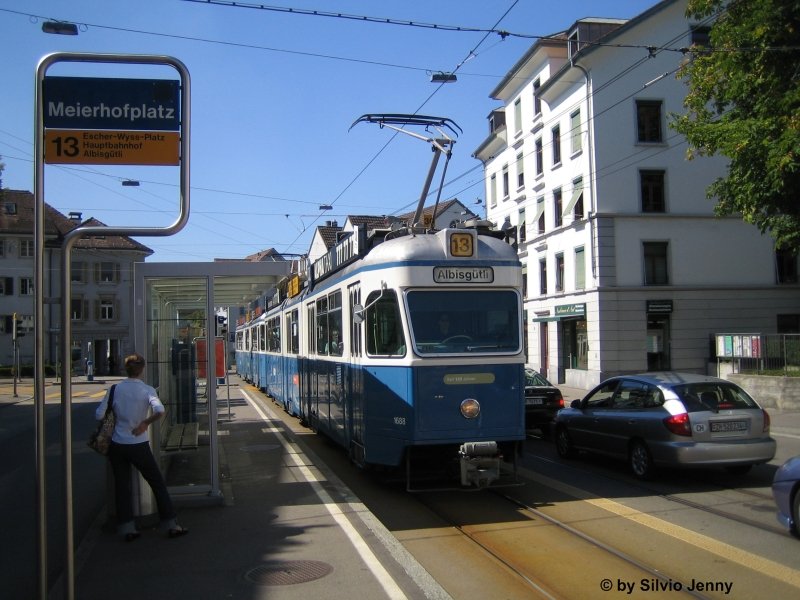 Mirage 1688 am 26.8.07 beim Meierhofplatz. Vorlufig beherrschen noch die Miragen die Linie 13. Cobras (und somit Niederflurtrams) kommen gemss VBZ erst ca. 2013 auf der Linie 13 zum Einsatz. Aber Hoffnungen auf Modernes auf dem 13er gibt es. Denn mit dem Einsatz der Cobras werden immer mehr Tram 2000 frei, die dann evtl. auf den 13er verschoben werden knnten.