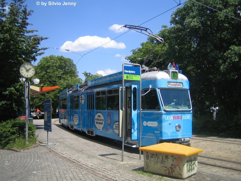 Mirage 1689 ''EM 08 (UEFA)'' am 20.6.08 am Hardplatz. Fr die Gestaltung dieses EM-Trams konnte man der VBZ Sprche die die EM und  das Tram verbinden einsenden. Vielfach waren es abgenderte Texte aus Baschis ''Chum bring en hei''. So sieht man beim vordersten Spruch ''Schiri, ich weiss wo das Tram hi fahrt'', statt ''Schiri, ich weiss wo dis Auto staht''...