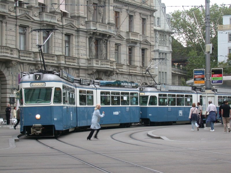Mirage Be 4/6 1653+1652 auf dem Weg nach Wollishofen. Am Paradeplatz kommen die Strassenbahnen aus allen Richtungen im Minutentakt, da hilft nur ein Spurt ber die Geleise. (03.10.2006)