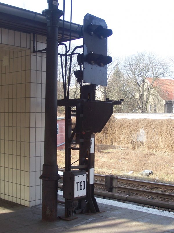  MISCHLING  :: Eine Besonderheit bei der S-Bahn Berlin ist dieses Signal. Zwar kennen wir alle diese kleinen Signalschirme von vielen Sbk, auch sind Zusatzanzeiger an Selbstblocksignalen in Bahnh�fen nicht un�blich. Hier hat man aber, wahrscheinlich aus Material- oder Kostengr�nden, auf einen neuen Mast verzichtet als man auf die automatischen Anlagen des AB70s und damit, auch den S-Bf N�ldnerplatz, von Sv- auf Hl-Signalen umr�stete.