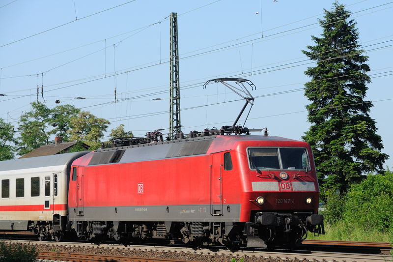 Miss  Drehstrom  im Lokportrait: 120 147-4 bei Bickenbach/Bergstrasse. (Ende Mai 2009).