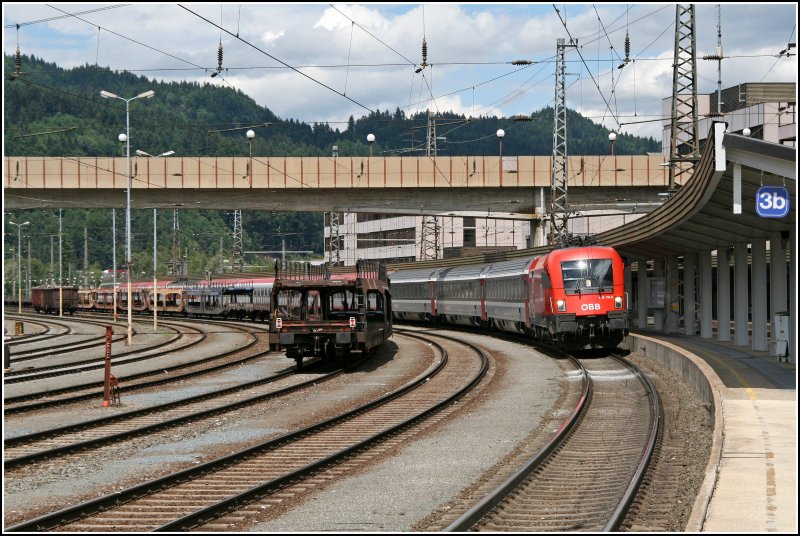 Mit 10 Minuten Versptung rollt die 1116 115  mit dem OEC 162  TRANSALPIN  nach Basel aus dem Bahnhof Kufstein. Gru an den Lokfhrer fr das Fernlicht. (28.06.07)
