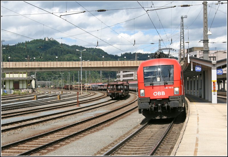 Mit 10 Minuten Versptung rollt die 1116 115  mit dem OEC 162  TRANSALPIN  nach Basel aus dem Bahnhof Kufstein. Gru an den Lokfhrer fr das Fernlicht. (28.06.07) (3)