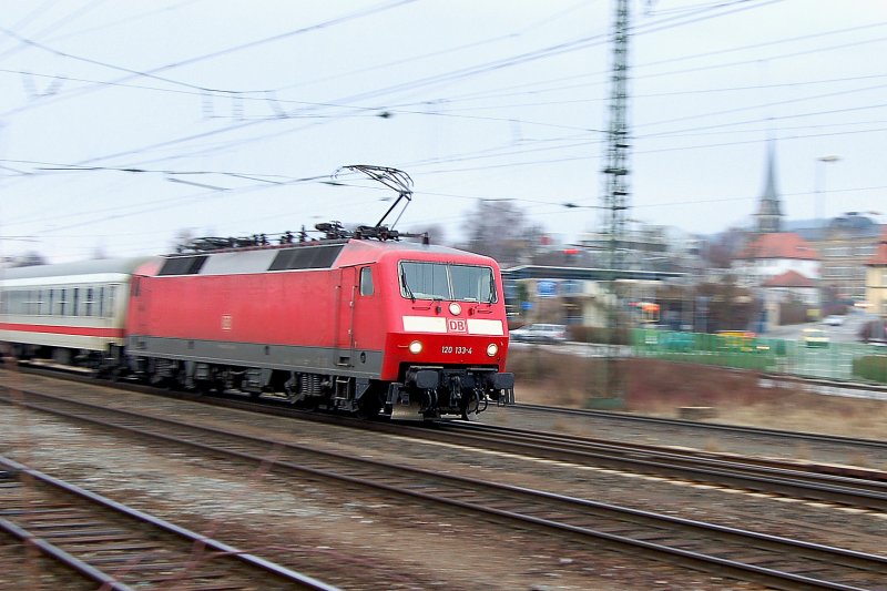 Mit 100km/h im Bhf Lichtenfels einfahrend
IC 73931 wird als Sandwich gefahren 
Schlusslok ist die 120 124