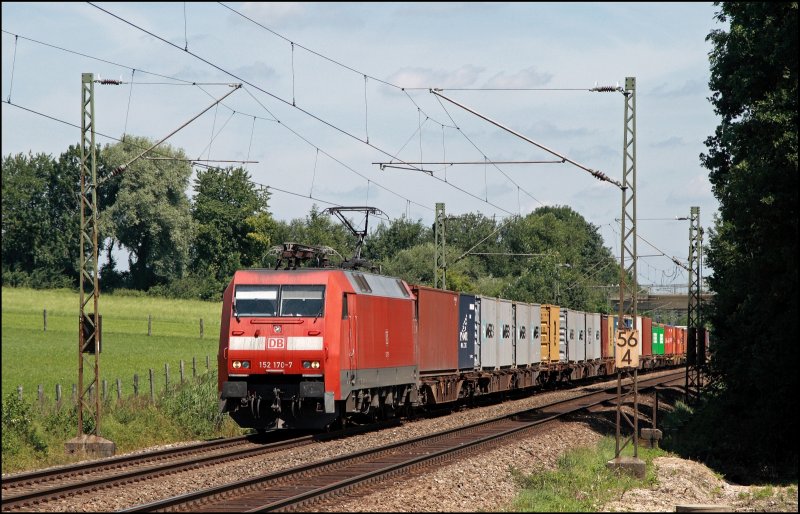 Mit 100mm Brennweite wird die 152 170 mit dem Containerzug TEC 41817, Hamburg-Maschen - Salzburg, auf den Chip gebannt.
