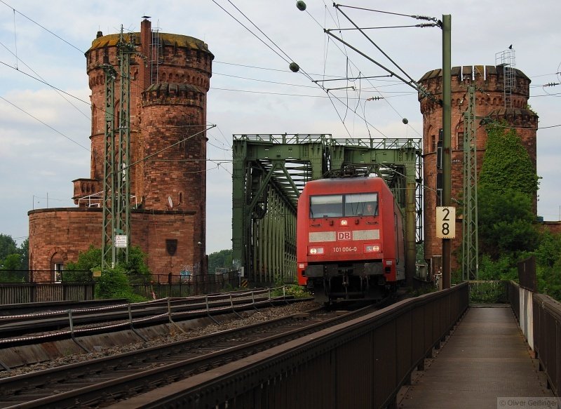 Mit 103 und IC auf der Reise ins Rheinland war dieses Bauwerk einst der untr�gliche Vorbote der Rheinromantik. Hier 101 004-0 mit IC von Frankfurt bei der Einfahrt nach Mainz. (05. Juni 2009)