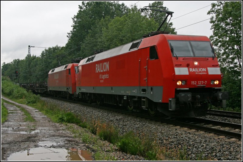Mit 12.800 KW nach Salzburg: 152 127 und 109 bringen einen Stahlbrammenzug bei Rosenheim Richtung Salzburg. (02.07.07)