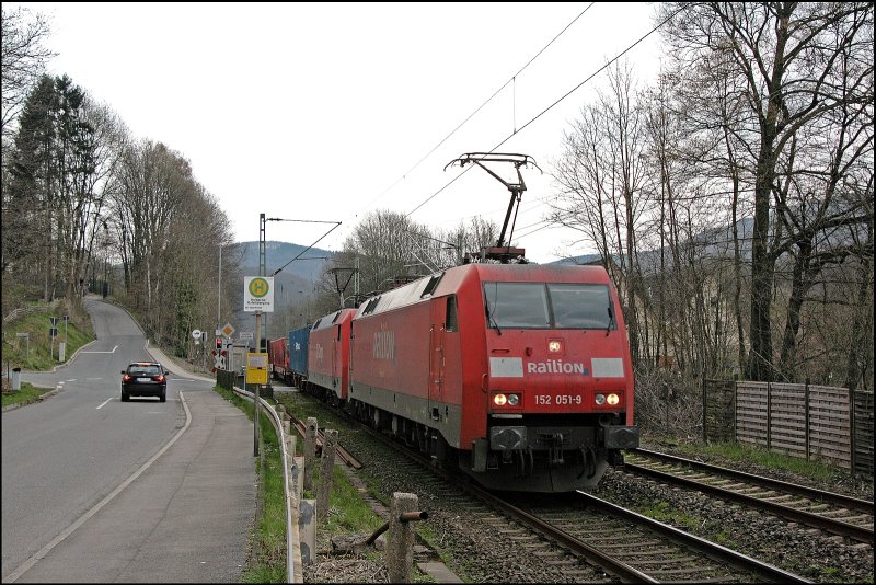 Mit 12800KW durchs Sauerland: 152 051 und 152 006 bringen einen langen Gterzug bei Altena(Westf) Richtung Siegerland. (09.04.2008)