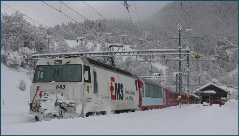 Mit 14 Minuten Versptung trifft RE1148 aus St.Moritz in Filisur ein. ber Nacht hat es hier 30cm Neuschnee gegeben, was erfahrungsgemss zu gewissen Verzgerungen fhrt. Zuglok Ge 4/4 III 643  Vals  kmpft sich durch die Schneemassen. (20.01.2009)
