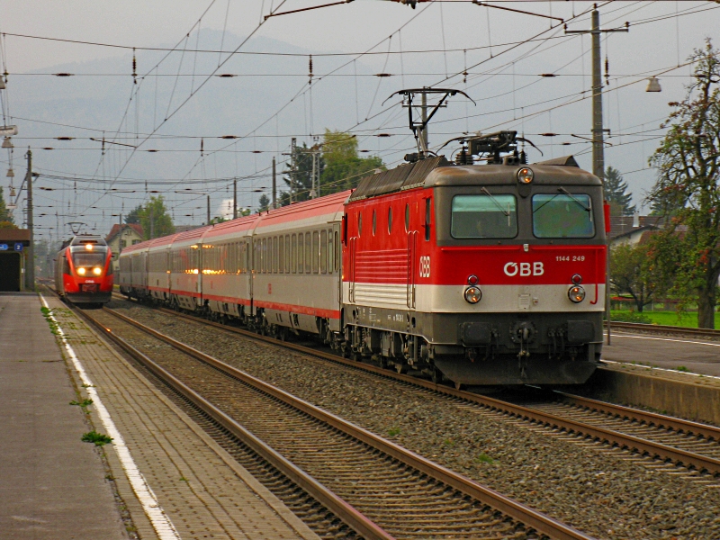 Mit 140 schiet die 1144 249 ihrem Endbahnhof entgegen. Durch Lauterach am 2.10.2009.

Lg
