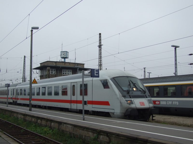 Mit 15 Minuten Versptung erreicht Ersatz-IC 2473 den Leipziger Hbf auf Gleis 11.
Dahinter sieht man noch den Ersatz-IC aus Frankfurt sowie das alte Stellwerk.
Leipzig, der 3.11.2008