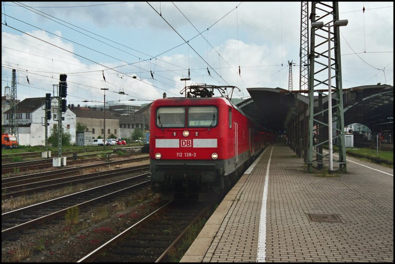 Mit 15 Minuten Versptung wartet die 112 138, am Abend des 27.05.07, mit dem RE7  RHEIN-MNSTERLAND-EXPRESS  nach Rheine im Hauptbahnhof Hagen vor dem Roten Signal auf Freie Fahrt.