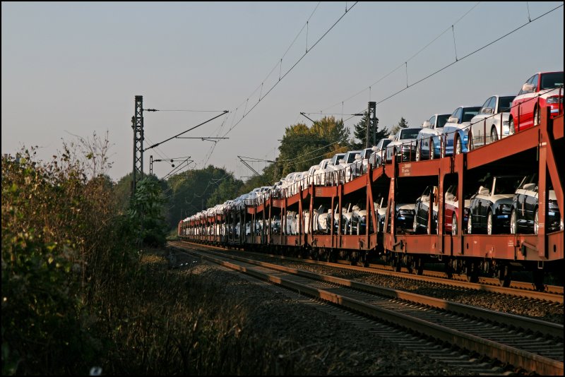 Mit 18 Autotransportwagen der DB und von ARS Altamnn am Haken ist die 185 238 mit einer sehr teueren Fracht bei Hohenlimburg von Ingolstadt nach Emden unterwegs. (06.10.07)