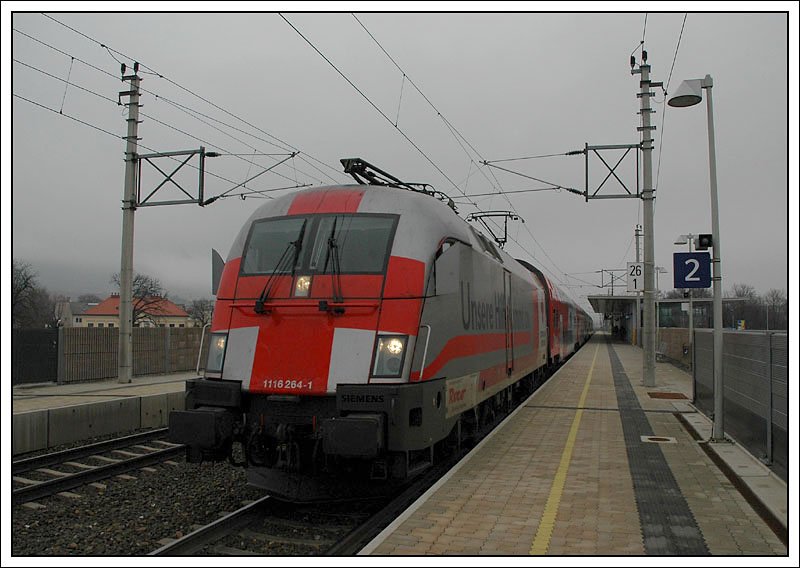Mit 18mm aufgenommen: R 2215 von Retz nach Payerbach-Reichenau beim Halt in Baden am 10.2.2007.