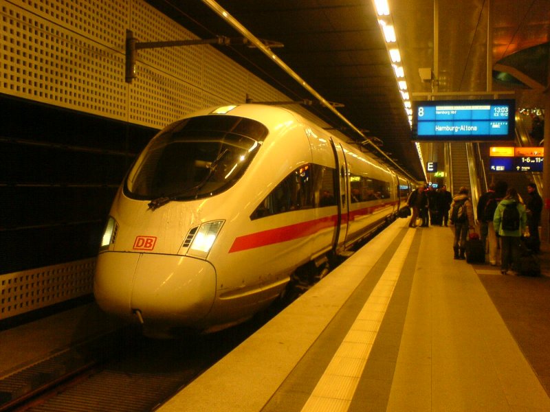 Mit 2 Stunden Versptung hat InterCityExpress 1510 aus Mnchen Hbf, den Berlner Hauptbahnhof erreicht. Der Grund fr diese Versptung war extremer Schneefall in Sddeutschland.Eigentlich sollte ICE 1510 schon um 13Uhr03 den Berliner Hbf verlassen. Mit vllig vereisten Drehgestellen setzte er dann  pnktlich  um 15Uhr03 seine Fahrt nach Hamburg-Altona fort. Da aber leider in diesem Moment das Ausfahrsignal auf Halt gefallen war stand der Zug nach wenigen Metern erneut. Um 15Uhr06 hat er seine Fahrt dann doch noch fortsetzen knnen. Berlin Hbf(tief), 24.Januar 2007  
