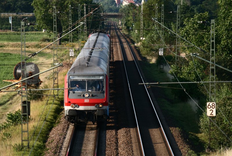 Mit 200mm Brennweite entstand diese Aufnahme, welche eine Regionalbahn von Frankfurt nach Heidelberg zeigt. Der nchste Halt des Zuges ist der Bahnhof von Grosachsen-Heddesheim. Schublok des Zuges war eine unbekannte Lok der Baureihe 111.