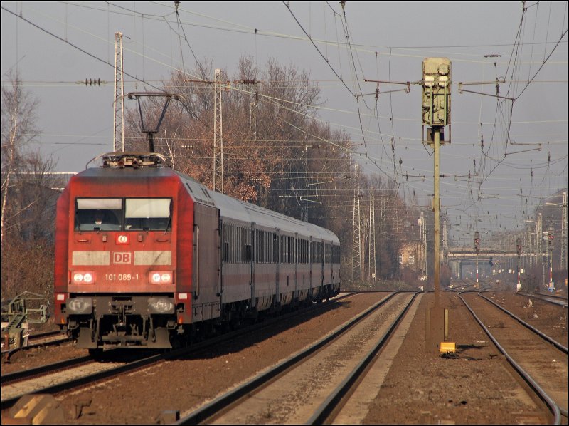 Mit 200mm Brennweite konnte die 101 089 (9180 6101 089-1 D-DB) mit dem IC 336 am Haken in Recklinghausen-Sd abgelichtet werden. (30.12.2008)