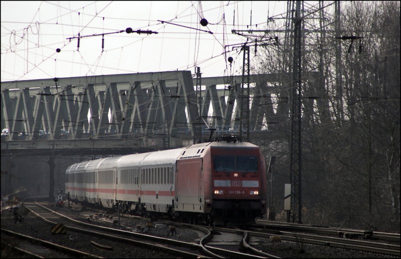 Mit 200mm Brennweite konnte 101 138 (9180 6101 138-6 D-DB) mit dem IC 231, Luxembourg - Norddeich Mole, in Recklinghausen-Sd abgelichtet werden. Soeben hat sie die stark frequentierte A43 untquert. (07.03.2009)