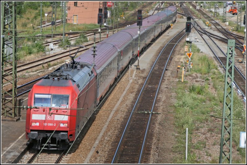 Mit 26 Minuten Versptung durchfhrt der EuroCity 63 von Mnchen Hbf nach Budapest K.p den Bahnhof Rosenheim. Zuglok ist 101 098. Aufgenommen durch das Schutzgitter der Bahnhofsberfhrung. (03.07.07)