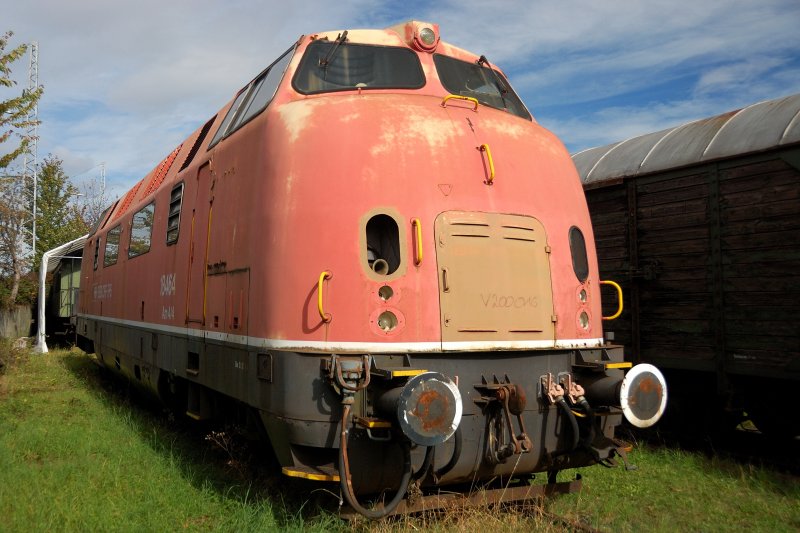 Mit 2x 1100 PS war V 200 016 einst ein  starkes Stck  auf den noch nicht elektrifizierten Strecken. Nunmehr 51 Jahre alt steht sie seit ber zehn Jahren, leider ohne Aufarbeitung, auf den Gleisen des Eisenbahnmuseums Kornwestheim, und gehrt der Eigentumsgemeinschaft EMN - Eisenbahnbetriebe Mittlerer Neckar GmbH, Kornwestheim  18464 . Aufgenommen am 05.10.2008 .