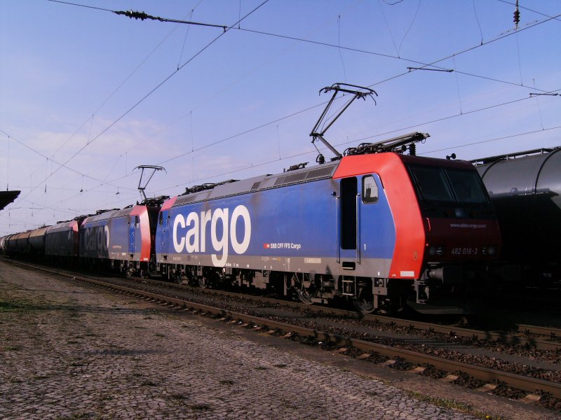 mit 3 482er stehe ich am 25.04.2008 mit Kesselzug nach 
Angermnde an der Spitze 482 016-3 im Bahnhof
Grokorbetha.