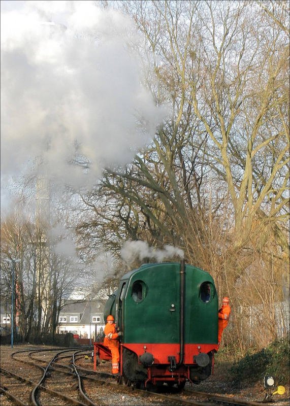 Mit 3 Mann Besatzung kommt Lok 5 (Krupp FNr. 3330/Baujahr 1958, Typ Rheinbrikett) von Ihrem bergabedienst zum Sasol-Werk in Herne zurck.  03.01.2008