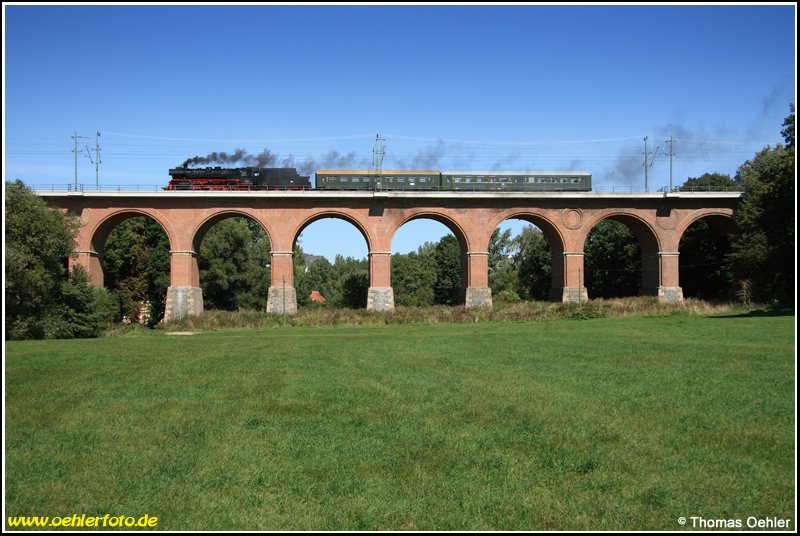 Mit 35 1097 durch Sachsen: Am 13.09.08 feierte man bei der IG 58 3047 Glauchau das 150jhrige Jubilum der DW-Linie (Dresden-Werdau) und der Zweigstrecke Glauchau-Schnbrnchen. Aus diesem Anlass bespannte 35 1097 zweimal einen Sonderzug Glauchau-Zwickau-Werdau-Gnitz-Glauchau. Hier befhrt sie mit dem ersten das Rmertalviadukt bei Steinpleis.
