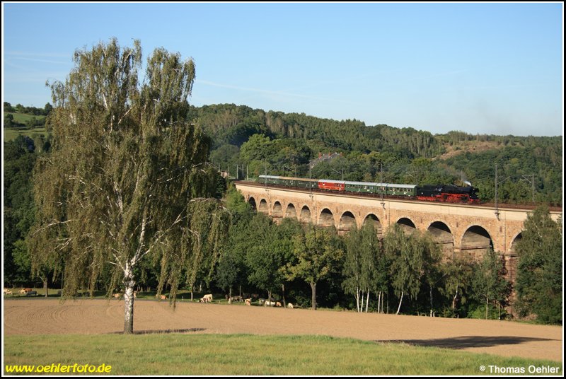 Mit 35 1097 durch Sachsen: Ein sehr schnes und doch selten fotografiertes Motiv ist das Viadukt Steina bei Waldheim, welches am Abend des 31.08.08 von 35 1097 und dem VSE-Museumszug in Richtung Chemnitz berquert wird.