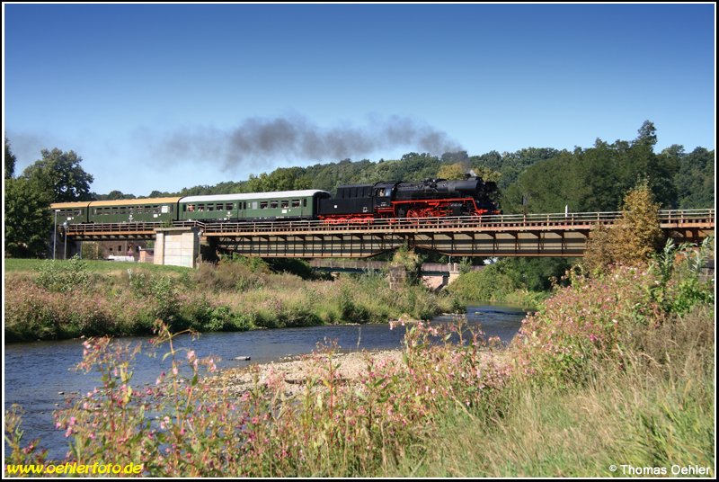 Mit 35 1097 durch Sachsen: Der VSE-Musuemszug berquert am 31.08.08 nach verlassen des Bf Nossen die Freiberger Mulde auf einer Stahltrgerbrcke in Richtung Meien.