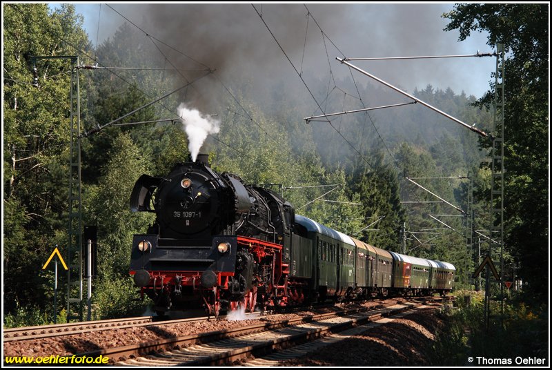 Mit 35 1097 durch Sachsen: Die Babelsberger Neubaulok donnert am 31.08.08 mit dem VSE-Museumszug die Rampe durch den Tharandter Wald hinauf.