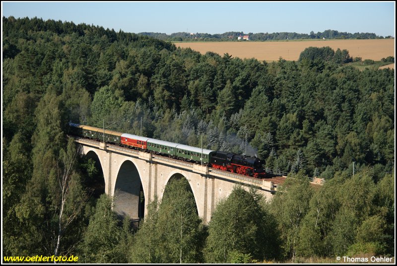 Mit 35 1097 durch Sachsen: 35 1097 befhrt am 31.08.08 mit dem VSE-Museumszug das Muldenhttenviadukt bei Freiberg in Richtung Dresden.