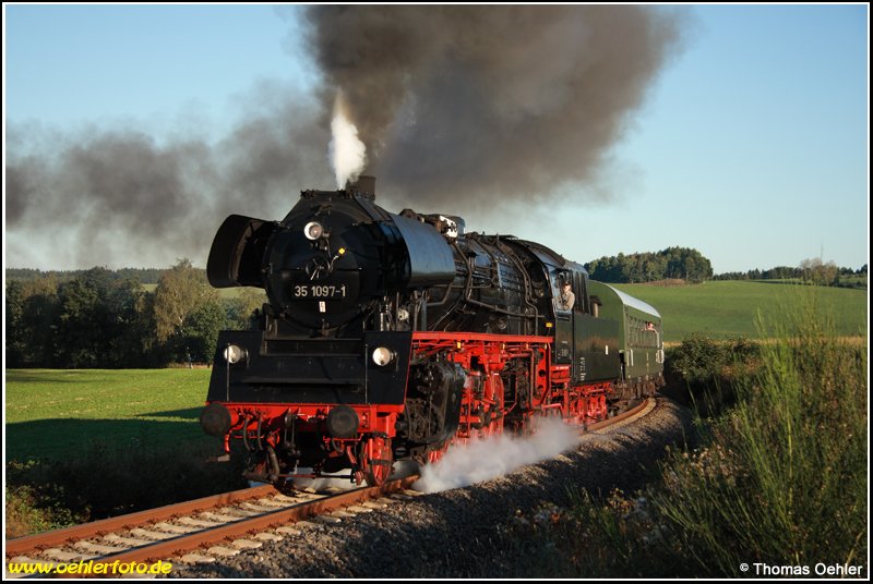 Mit 35 1097 durch Sachsen: Am 31.08.08 fuhr der Verein Schsicher Eisenbahnfreunde zum alljhrlich sattfindenden Elbe-Nostalgie-Dampftag ins Dresdener Elbtal. Zum Einsatz kam diesmal 35 1097 der IG 58 3047 Glauchau vor dem VSE Museumszug. Hier kmpft sich am strahlend klaren Morgen der Zug den  Lnitzer Kreisel  hinauf.