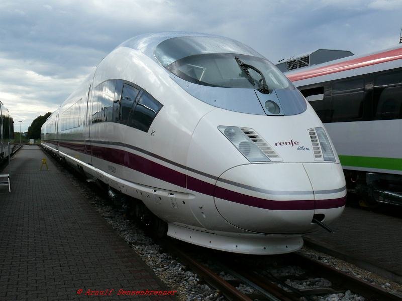 Mit 350 km/h regulrer Hchstgeschwindigkeit das Schnellste auf Spaniens Schienen: Die Reihe S103 der RENFE-AVE. Bei Siemens als Typ Velaro E gebaut, basiert er auf dem ICE3.
Hier der 103 225 am 19.03.2007 in Wegberg-Wildenrath (PCW).
