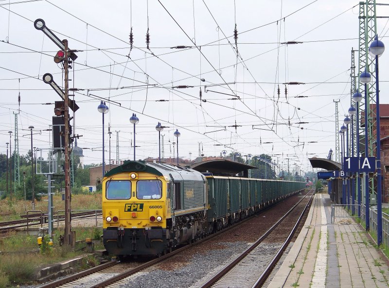 Mit 40  Sachen  heit es jetzt beim Signal vorbei zu fahren. Dies macht dieser Tf auch und fhrt nun weiter in Richtung Calau. Lbbenau/Spreewald den 03.08.2009