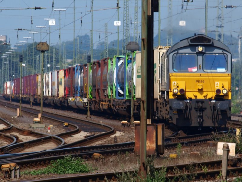 Mit 46 Containerwaggons fhrt die Class66 PB19 der DLC in Aachen West Richtung Belgien los.Die Lok mu direkt mit voller Leistung losfahren da nach wenigen hundert Metern die Rampe richtung Montzen beginnt. 