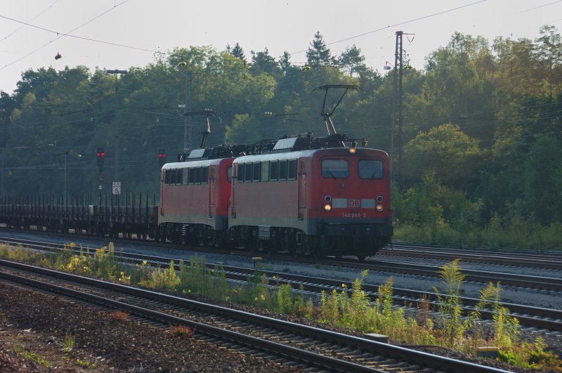 Mit 6 Minuten Versptung durchfhrt der  Drahtzug  aus Gessertshausen bei Augsburg den Neuoffinger Bahnhof in fahler Morgensonne. Doppeltraktion durch BR 140 ist Pflicht, zwar wenig Wagen, aber immenses Gewicht... und das will bewegt werden. (August 2008).