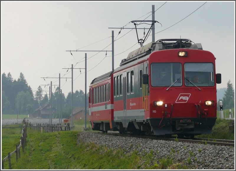 Mit 60 km/h rauscht Regio 151  ber die Hochebene zwischen Rietli und Stoss. (12.06.2008)