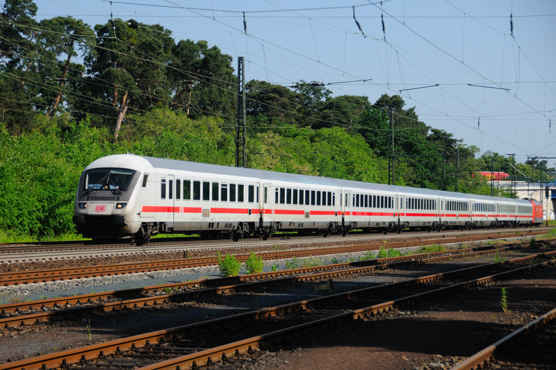 Mit 8 Wagen war IC 2293 von Frankfurt/Main nach Stuttgart Steuerwagen voraus am 25. Mai 2009 unterwegs, aufgenommen kurz vor Bickenbach/Bergstrasse.