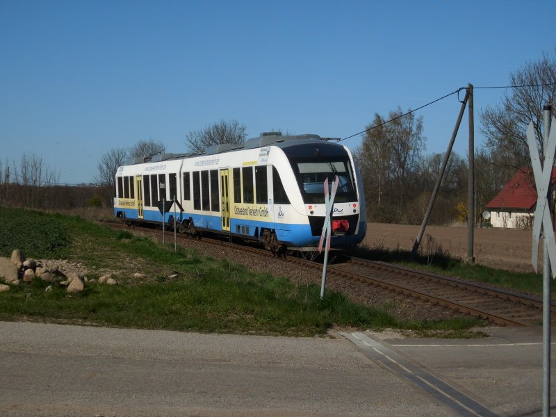 Mit 80 km/h(Streckenhchstgeschwindigkeit)passiert OLA-Triebwagen 701 auf dem Weg nach Bergen/Rgen am 18.April 2009 den unbeschrankten Bahnbergang bei Pastitz.
