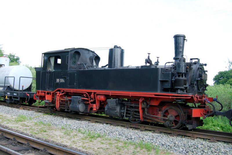 Mit 99 594 ist auch eine schsische IVk in in Putbus vertreten. Allerdings hatten die IVk die auf Rgen eingesetzt waren, Druckluft-Bremsen und Bremsluftbehlter auf dem Kesselscheitel.  06.07.08