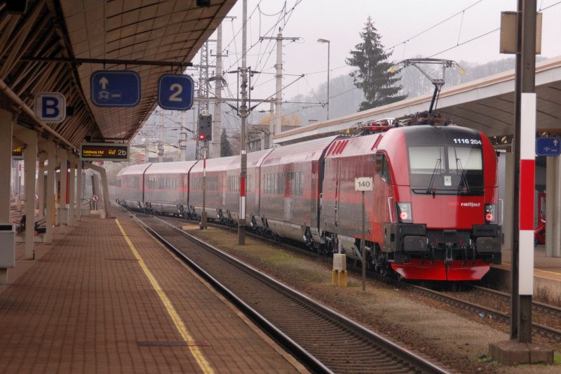 Mit Abfahrt der Railjet-Garnitur  Spirit of Austria  aus Amstetten in Niedersterreich soll diese kleine  RJ -Serie ihr Ende finden. Man wird gespannt auf den Fahrplanwechsel im Dezember warten, wie die Zge sich bewhren bzw. beim Fahrgast ankommen. Bis Dezember 2009 sollen dann alle bis jetzt bestellten 23 Garnituren auf Flughhe NULL unterwegs sein. Die im Oktober 2007 um weitere 44 Garnituren erhhte Bestellung soll dann die Railjetflotte bis 2014 auf 67 Einheiten erhhen. Ziel ist es, smtliche BB-Eurocitys durch den Railjet zu ersetzen. Lassen wir uns berraschen. (November 2008).