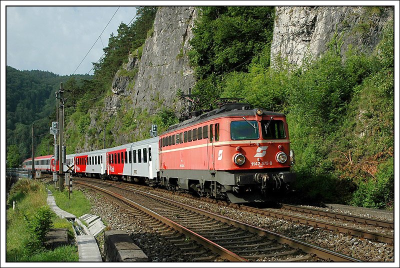 Mit der altwertigen 1142 575 war gestern am 26.6.2008 IC 512 von Graz nach Innsbruck bespannt. Die Aufnahme entstand nchst dem Freilichtmuseum in Stbing.