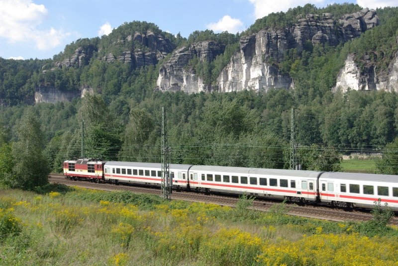 Mit der Baureihe  371 xxx-x ,die Nummer kann man nicht erkennen,fhrt der EC durch Rathen in Richtung Dresden.(25.08.07)