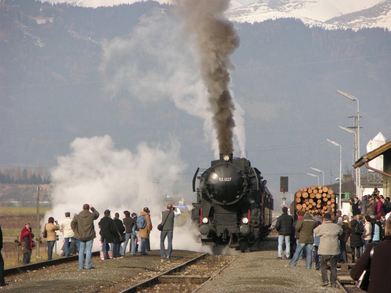 Mit Begeisterung wird selbst eine  Dampfdusche  in Kauf genommen. 52.1227 in Weisskirchen bei der Ausfahrt nach Obdach. 01.12.2007