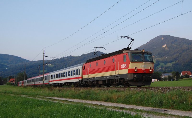 Mit beiden Stromabnehmern angelegt ist 
am 18.08.2009 die 1044 117 mit dem
IC 601 bei Micheldorf unterwegs gewesen.
Leider versteckte sich die Sonne im Moment der
Aufnahme hinter einer Wolke.
