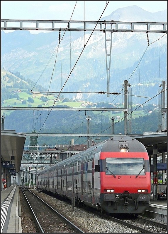 Mit den Bergen im Hintergrund gibt sogar ein SBB IC 2000 Steuerwagen im Bahnhof von Spiez ein schnes Motiv ab. 28.07.08 (Jeanny)
