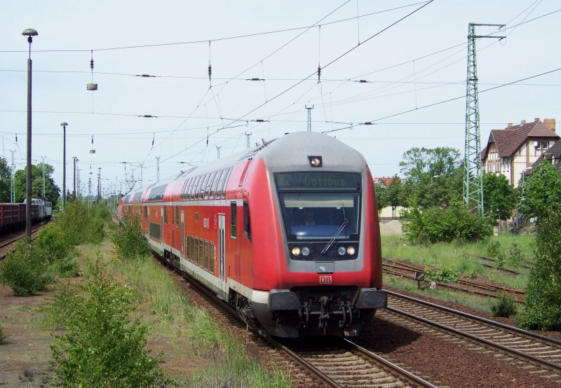 Mit einer betrachtlichen Versptung von 65 Minuten und dem Applaus der Reisenden kommt hier der RE2 von Rathenow nach Cottbus in den Lbbenauer Bahnhof eingefahren. 09.05.2009