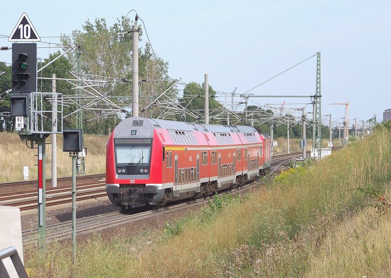 Mit bis zu 100Km/h darf hier der RE nach Leipzig Hbf aus dem Bahnhof von Leipzig/Halle Flughafen rausdsen. 15.08.2009