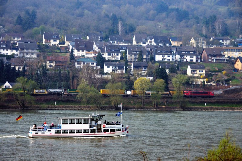 Mit Blick von der rechten Rheinseite auf die Linke: Ausflugsdampfer  St. Nikolaus I.  und eine unbekannte BR 155 passieren Trechtlingshausen, Richtung Koblenz. (April 2009).